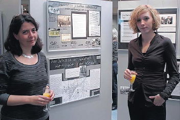 Lehrerin Claudia Lax (links) und die Schülerin Julia Gehlker vor einer der Schautafeln.