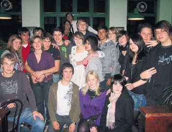 Die Austauschschüler und ihre englischen Partner in einem Pub in Bromley