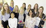 Foto der Schülerinnen mit ihrer Lehrerin Claudia Lax bei der Buchvorstellung